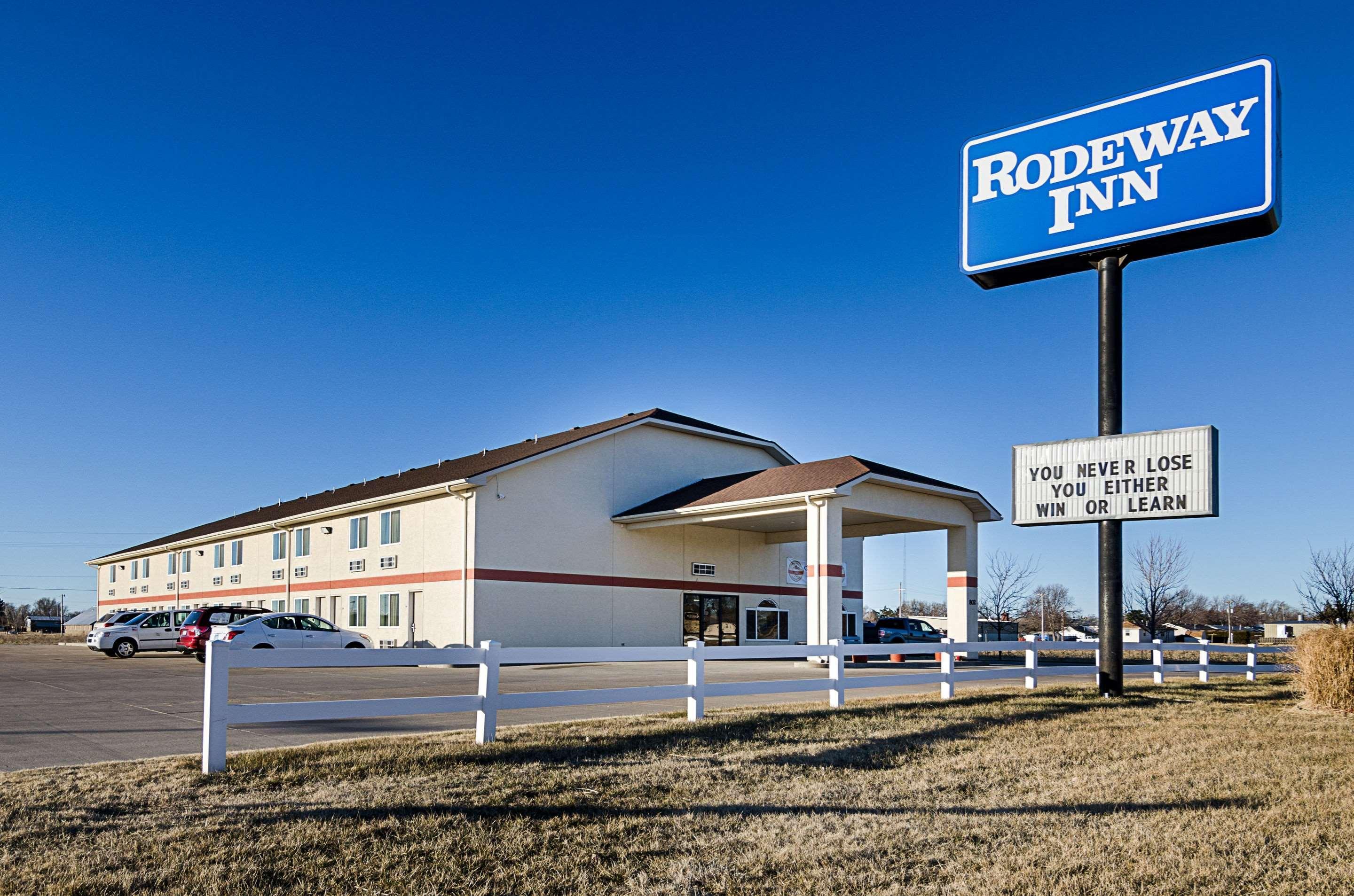 Rodeway Inn Larned Bagian luar foto